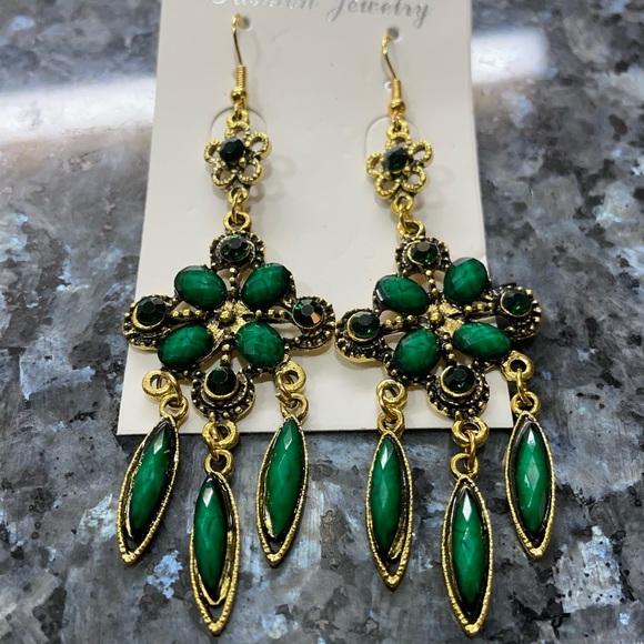 $2/$25 or 3/$35 NWOT Green boho dangling jeweled earrings - Picture 3 of 3